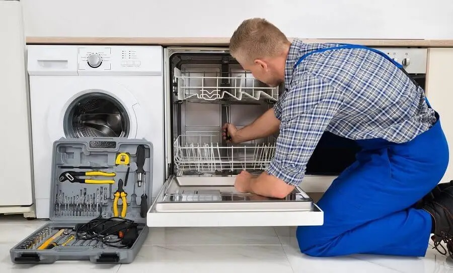 Evren Hoover servisi teknisyen ekibi beyaz eşya tamiri yaparken
